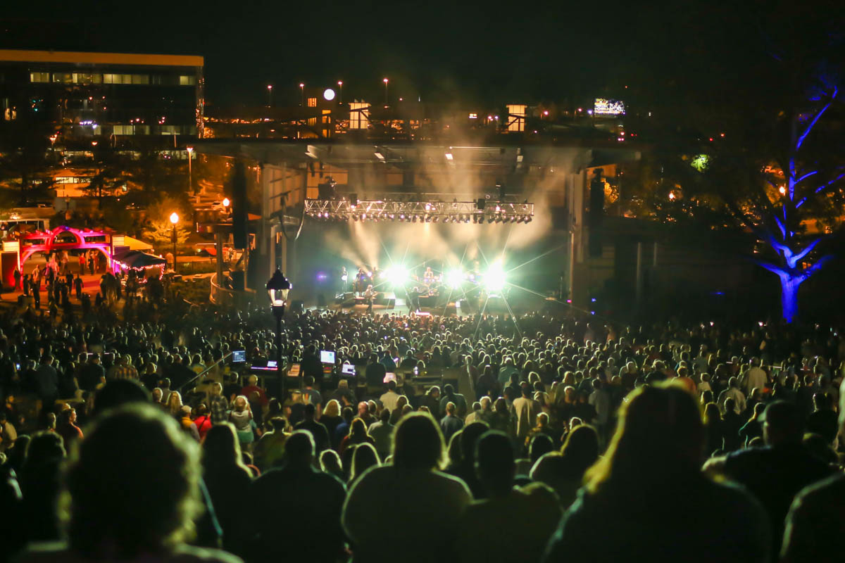 Concert - Huey Lewis & the News